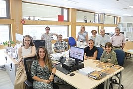 De izquierda a derecha: Carla Emazabel, Leire Errazkin, Maider Oiarbide, Andoni Alonso, Oihana Muguerza, Elixabete Elizetxea, Itziar Larrañaga, Patrick Alfaya, Lorena Arsuaga y José Antonio Echenique.
