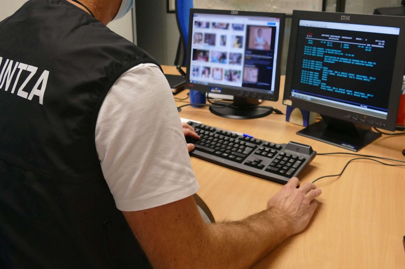 Un agente de la sección de Delitos en Tecnologías de la Información, en su despacho.