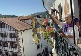 Mariasun Lukanbio prende la mecha del txupinazo en el balcón de la casa consistorial.