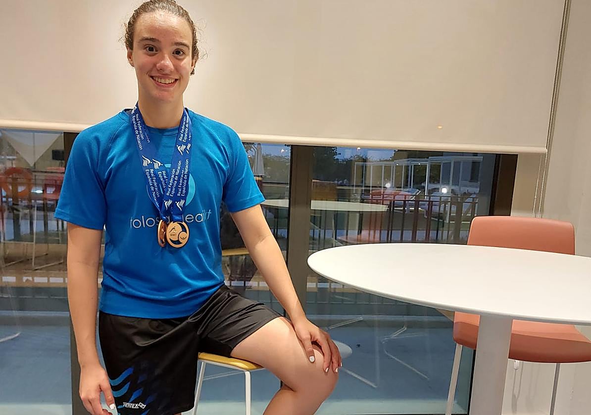 Nahia Garrido posa con sus medallas.