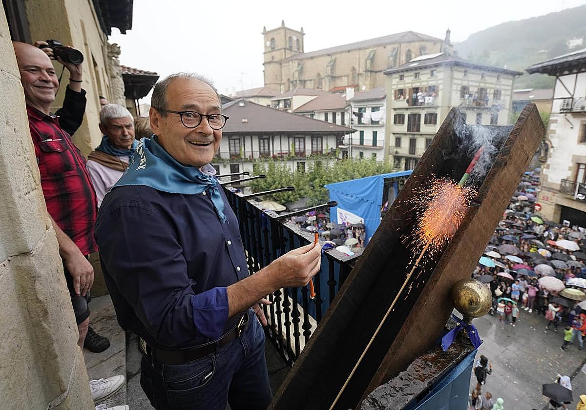 Hilario Arbelaitz fue el encargado de prender el cohete que dio comienzo a las fiestas de Oiartzun.