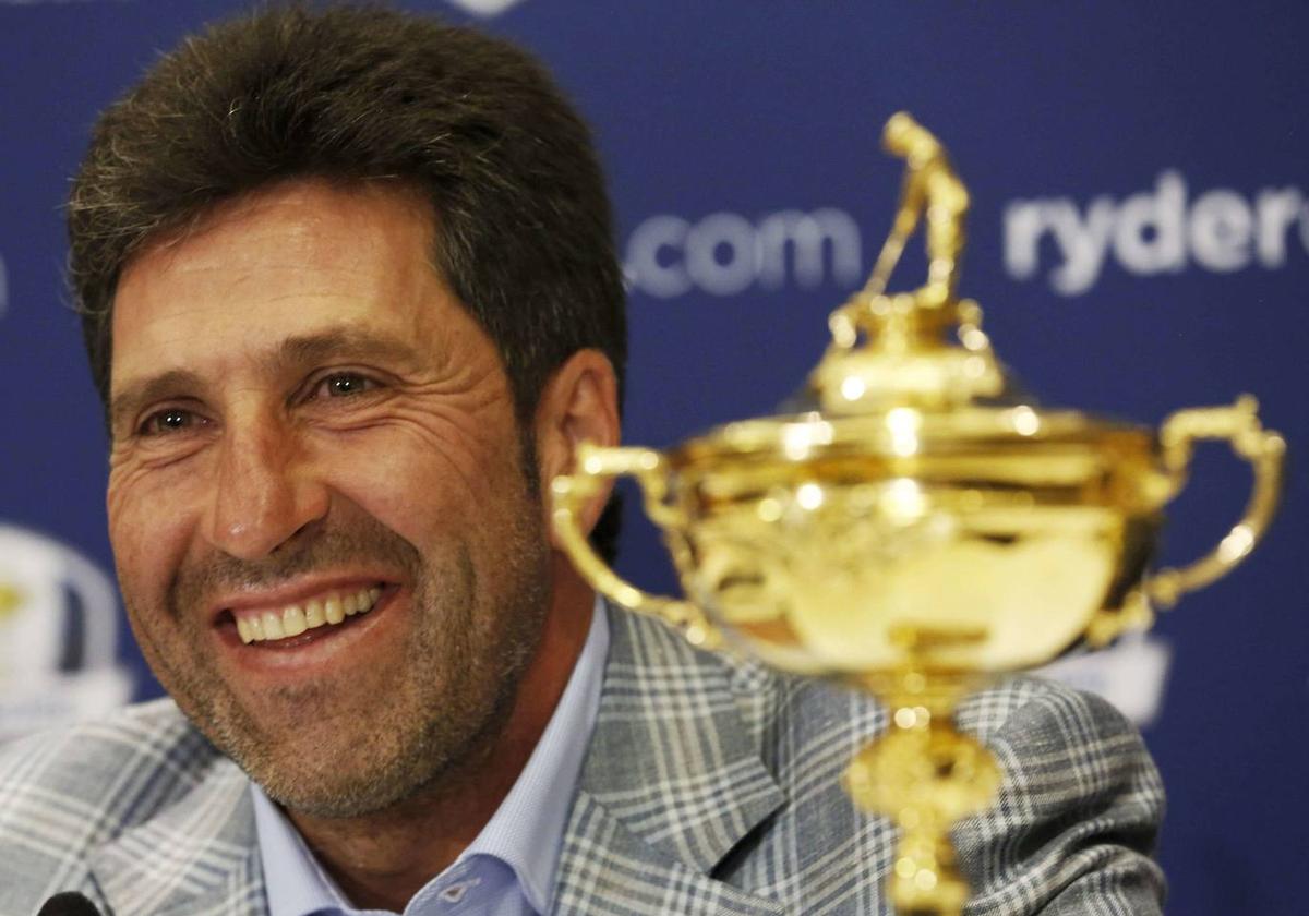 Txema Olazabal con el trofeo de la Ryder Cup de 2012 que conquistó como capitán.