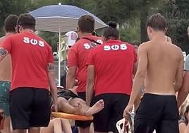 Socorristas de Ondarreta rescatan al joven golpeado por una ola.