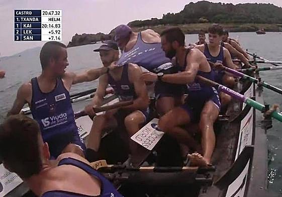 Momento en el que los dos remeros de la 'Sotera' se enzarzan tras la Bandera CaixaBank.