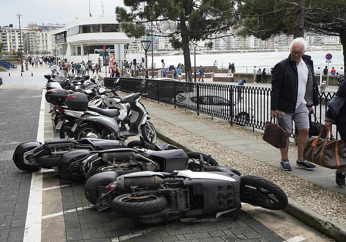 Motos caídas por las fuertes rachas de viento en la zona del Náutico, en San Sebastián.