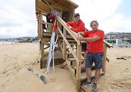 uEl socorrista Álex Almeida, a la izquierda, junto al jefe de playas de Donostia. Los socorristas vigilan la playa de Ondarreta desde la caseta.