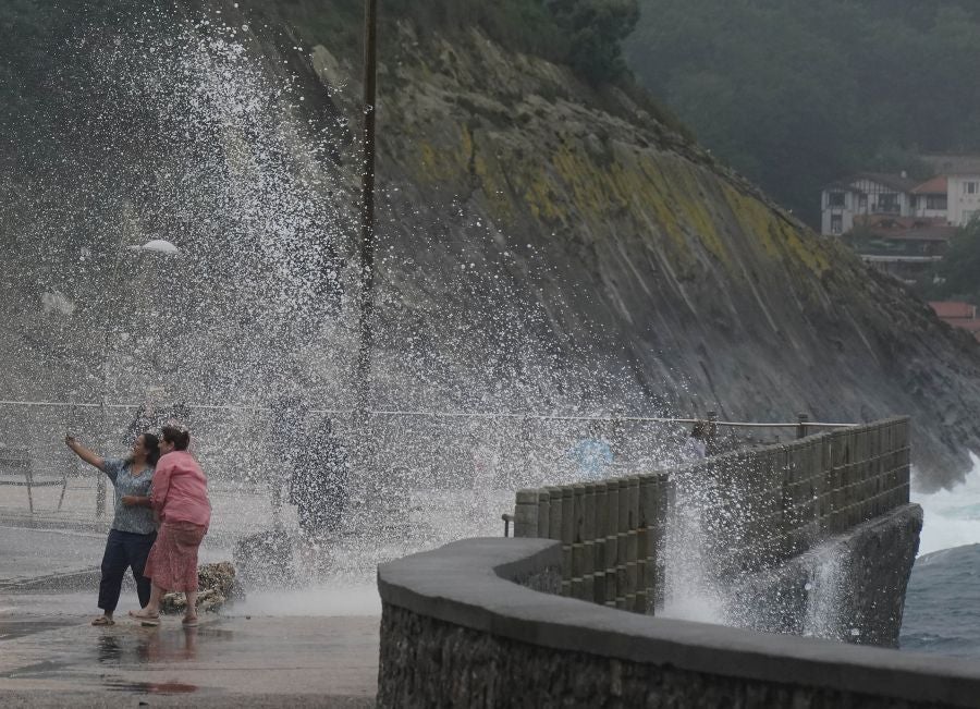 Fuerte oleaje en el Paseo Nuevo