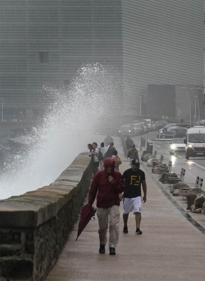 Fuerte oleaje en el Paseo Nuevo