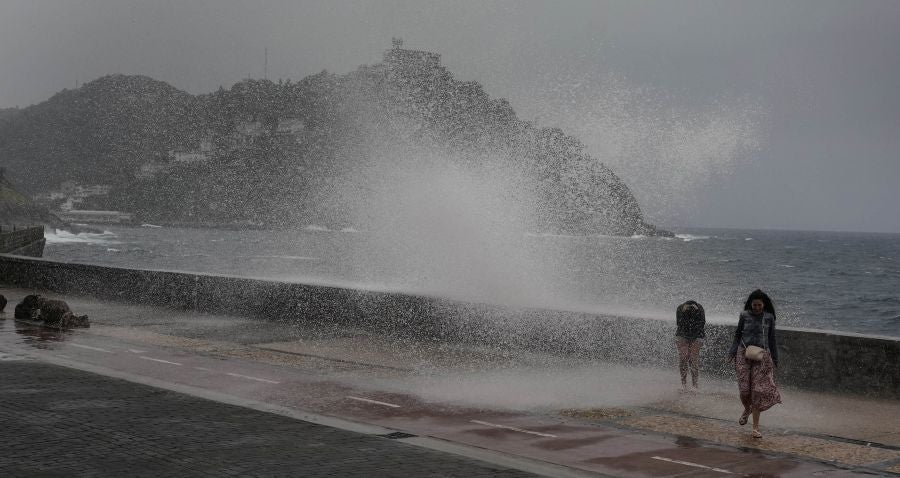 Fuerte oleaje en el Paseo Nuevo