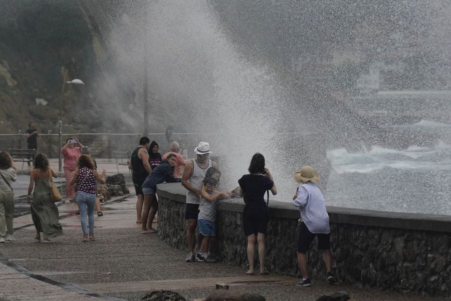 Fuerte oleaje en el Paseo Nuevo