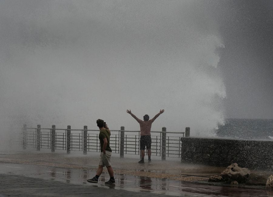 Fuerte oleaje en el Paseo Nuevo