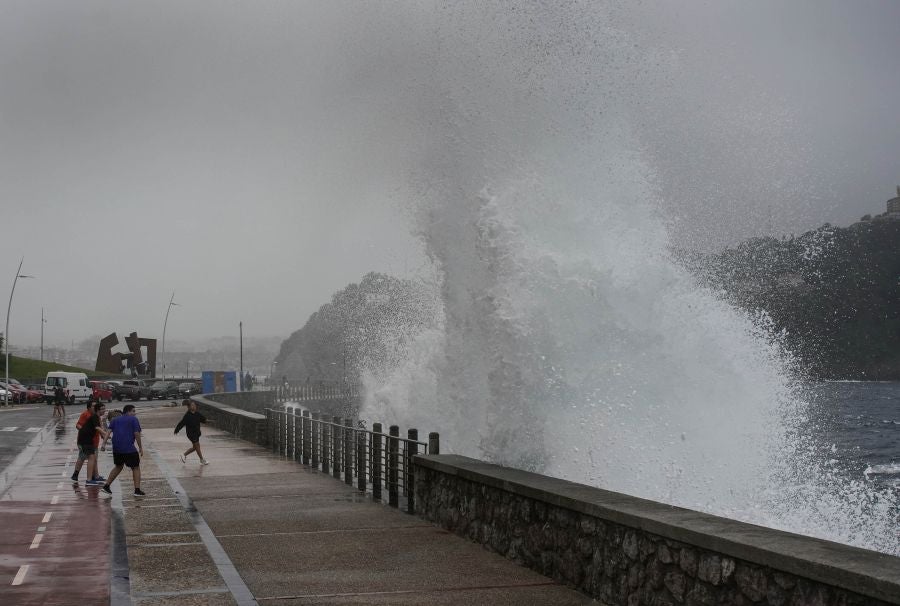 Fuerte oleaje en el Paseo Nuevo