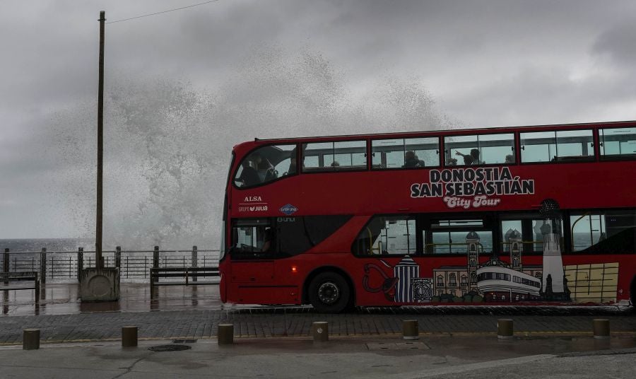 Fuerte oleaje en el Paseo Nuevo