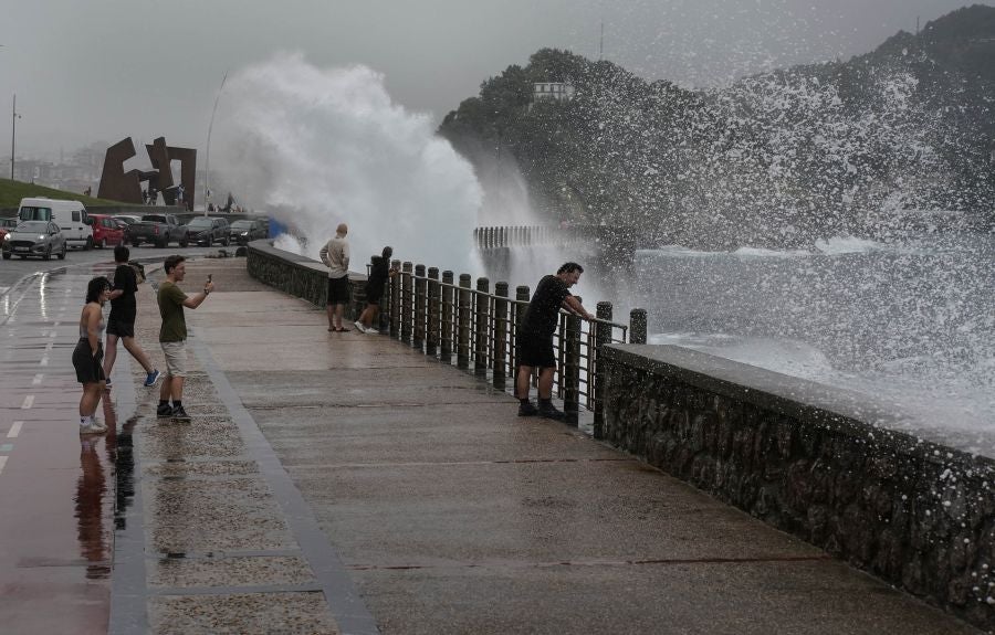 Fuerte oleaje en el Paseo Nuevo