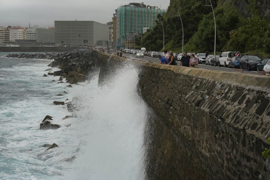 Fuerte oleaje en el Paseo Nuevo