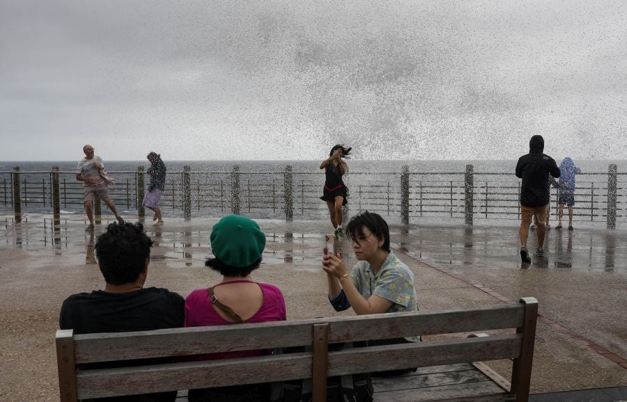Fuerte oleaje en el Paseo Nuevo