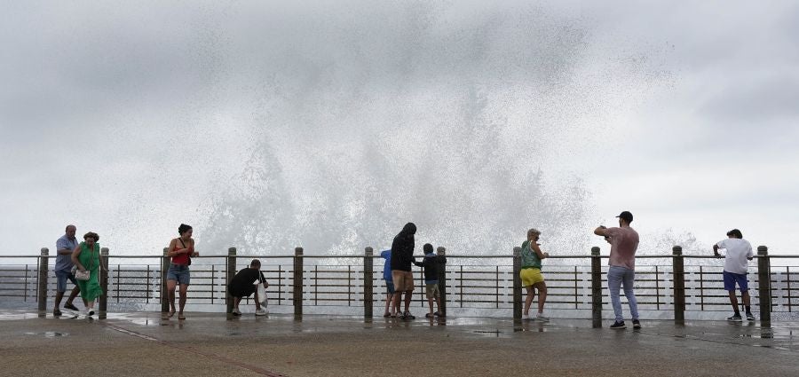 Fuerte oleaje en el Paseo Nuevo