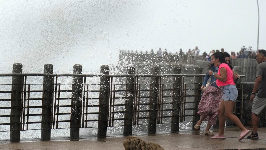 Fuerte oleaje en el Paseo Nuevo