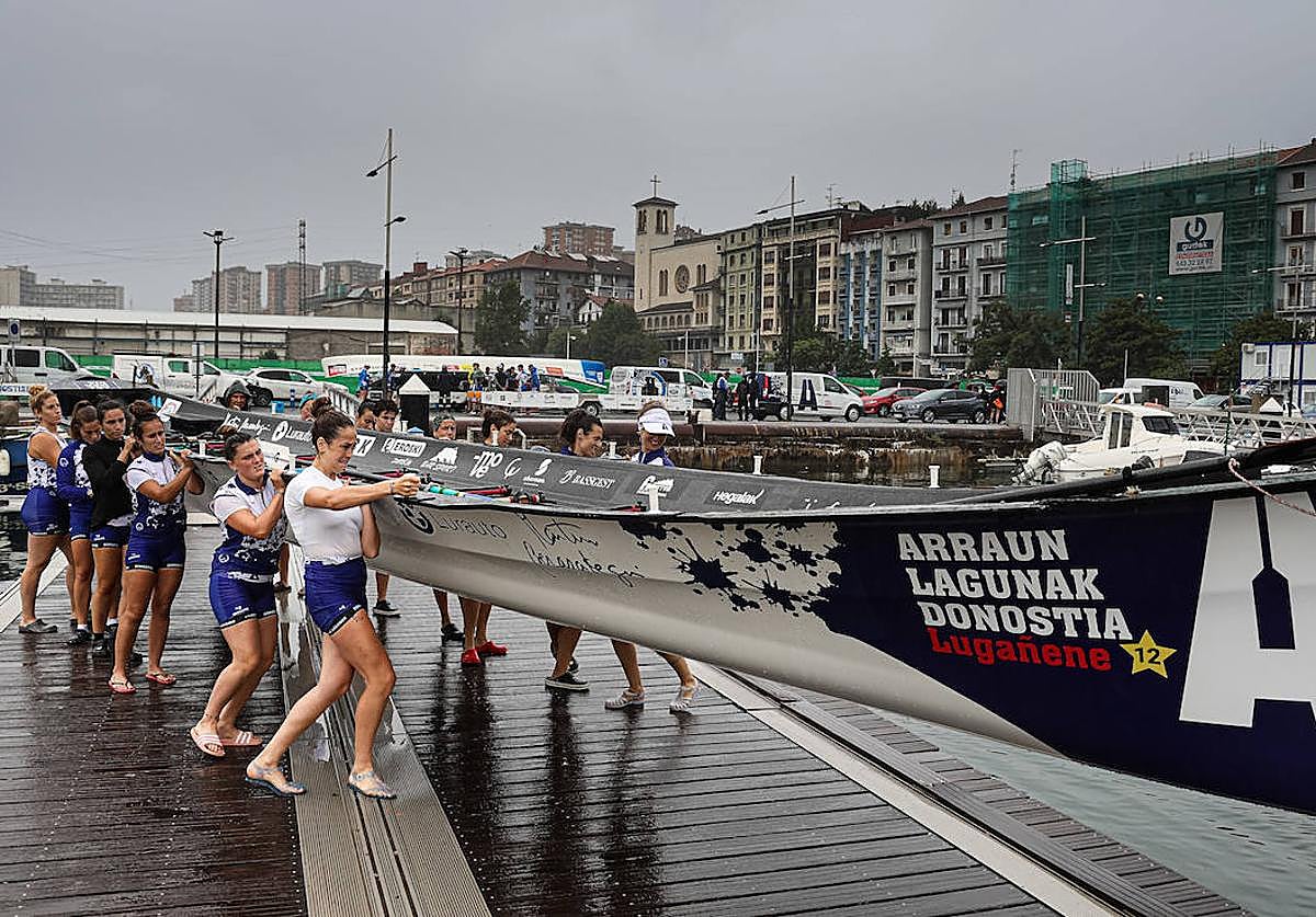 Las remeras de Donostia Arraun Lagunak echan la Lugañene al agua.