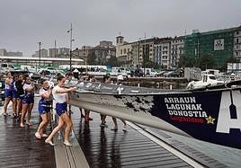 Las remeras de Donostia Arraun Lagunak echan la Lugañene al agua.
