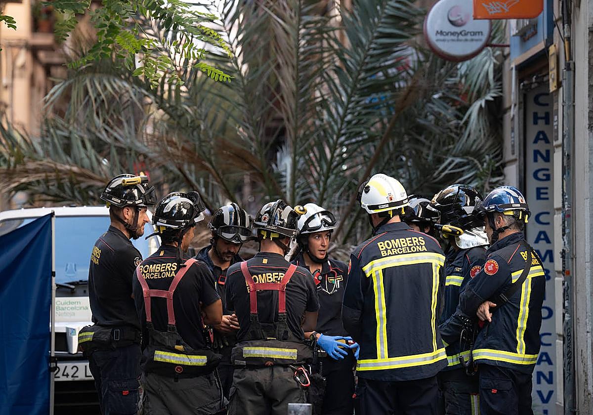 Bomberos de Barcelona en el Raval de Barcelona este jueves.