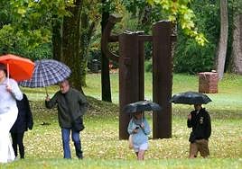 Visitantes en Chillida Leku un día de lluvia