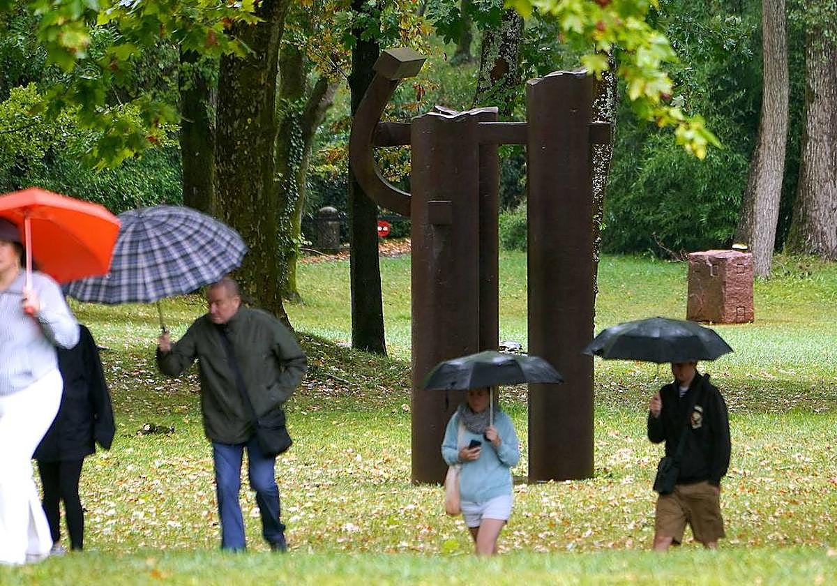 Visitantes en Chillida Leku un día de lluvia