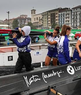 Imagen secundaria 2 - Entrenamiento de Donostia Arraun Lagunak en la bahía de Pasaia. 