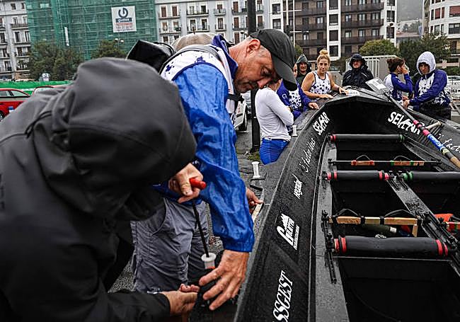 Juan Mari Etxabe ayuda en la colocación de un tolete.
