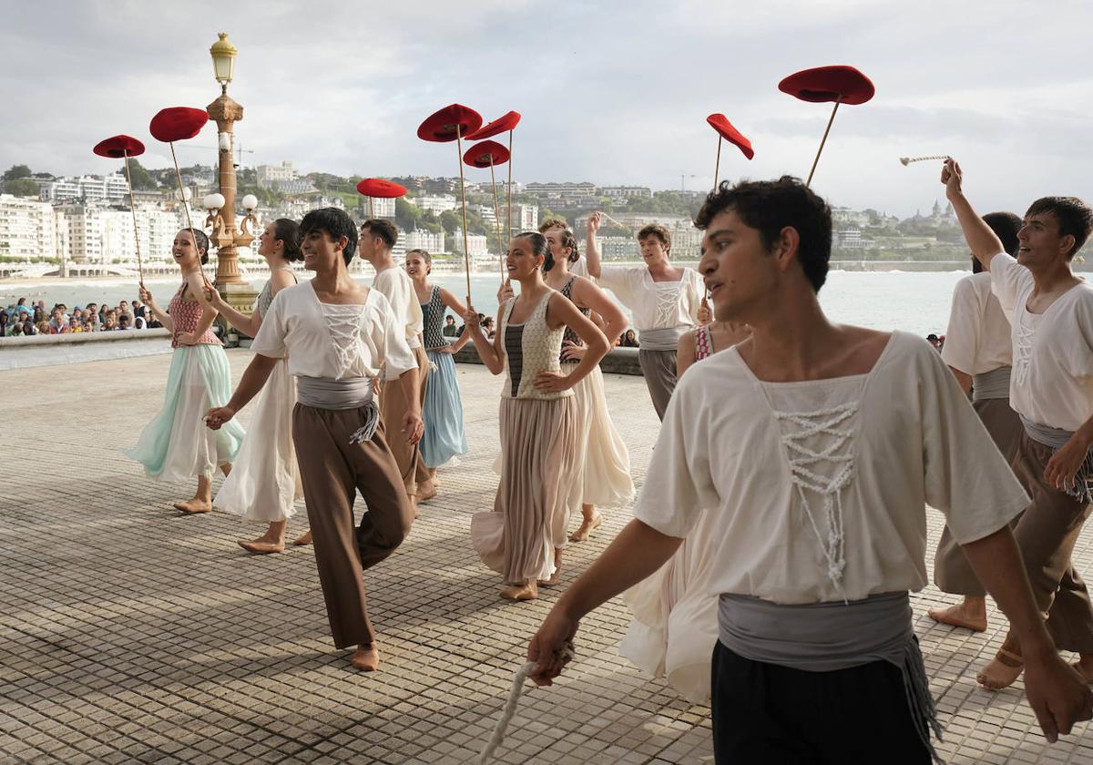 Kresala ha bailado en la tarde de este jueves en la terraza del Ayuntamiento de San Sebastián.