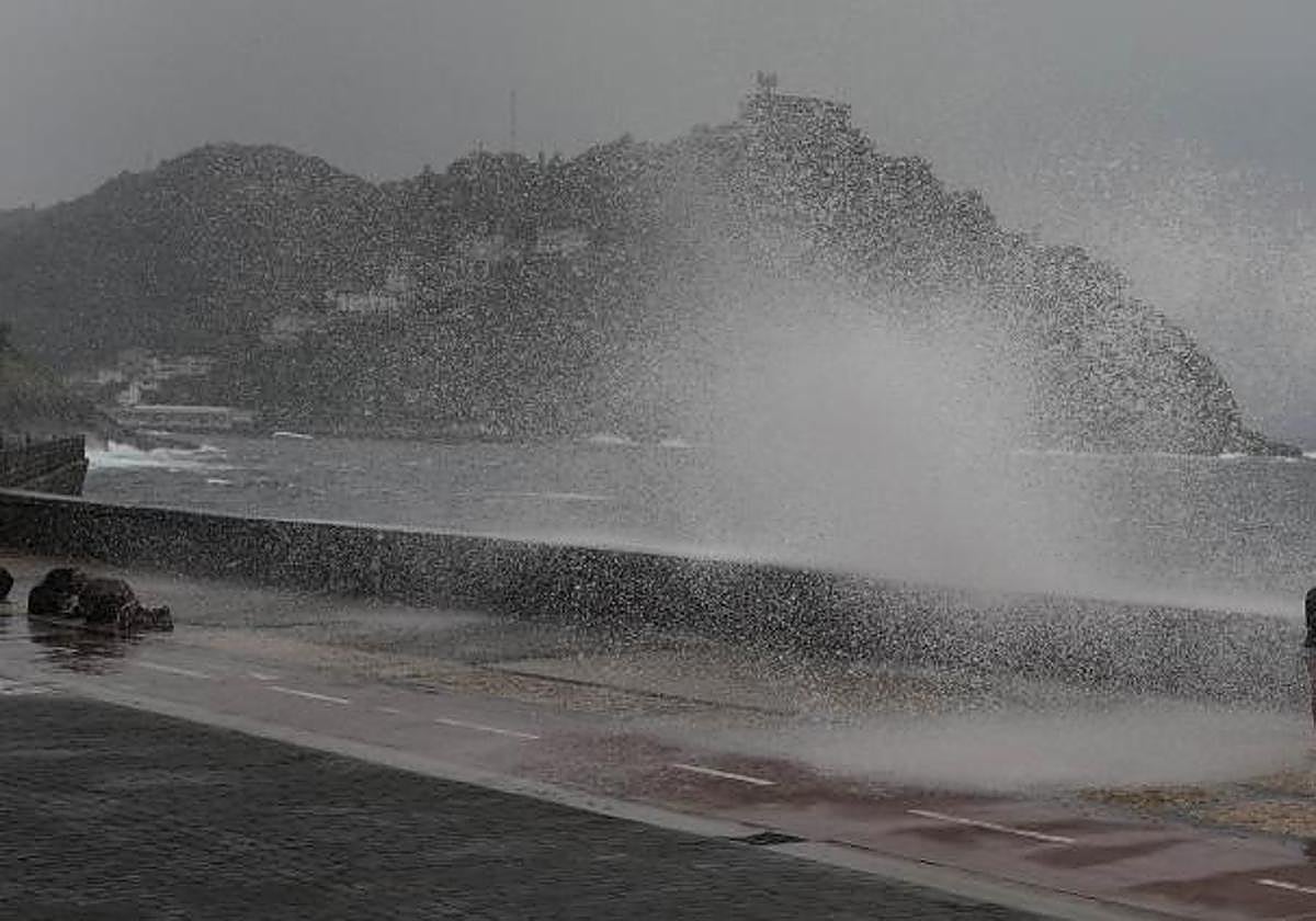 Las olas saltan en el Paseo Nuevo en Donostia.