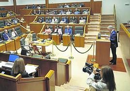El lehendakari Iñigo Urkullu se dirige a la Cámara vasca en el pleno de control del pasado 30 de junio.