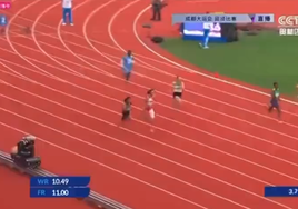 Un momento de la carrera de 100 metros en los Juegos Universitarios de verano celebrados en Chengdu.