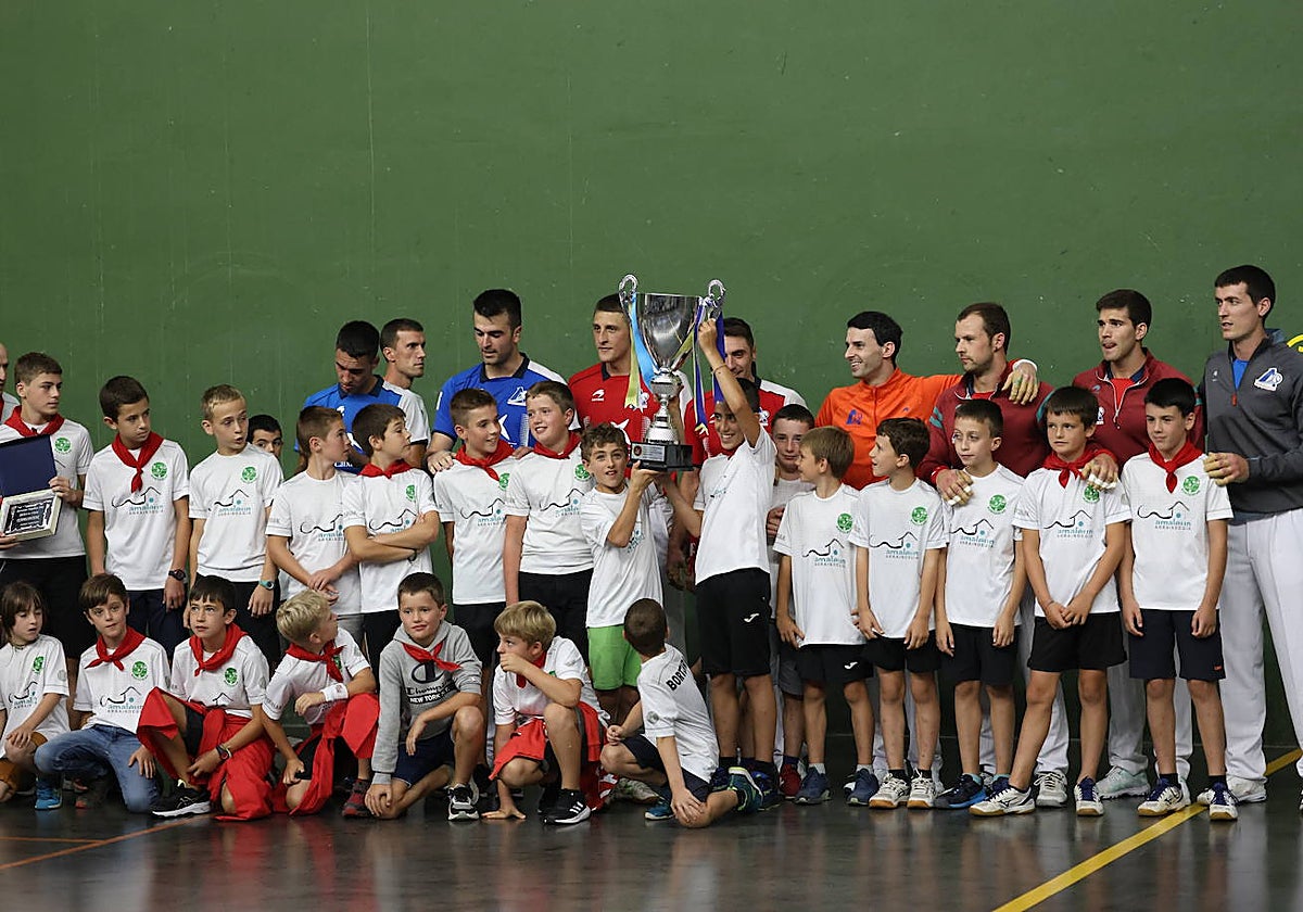 El equipo de Bera ganador del Interpueblos txiki de Navarra han recibido un homenaje antes del estelar.