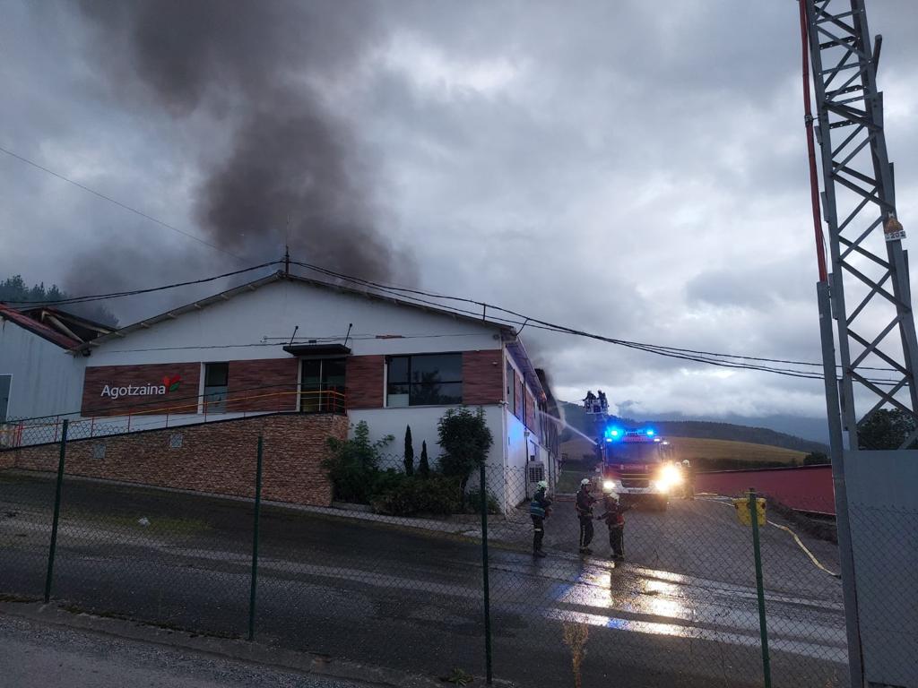 Fuego en los almácenes de Huevos Gorrotxategi en Idiazabal