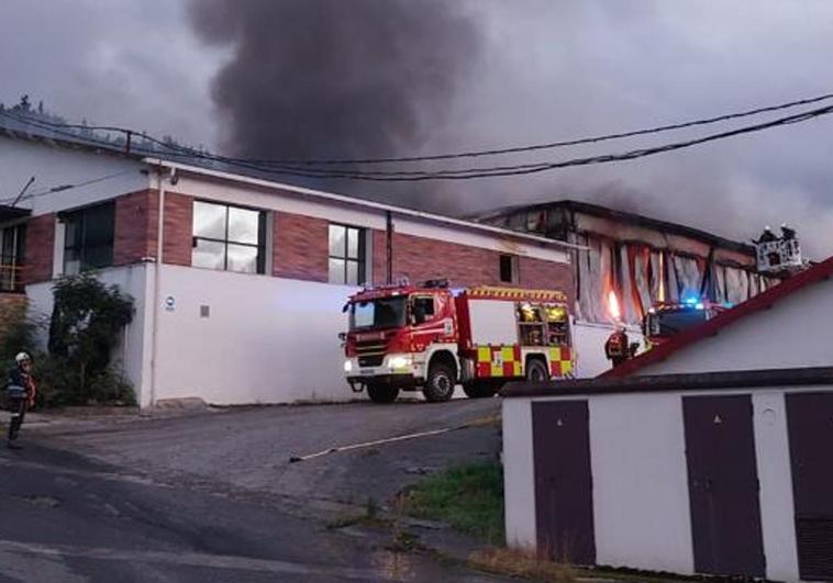 Los bomberos trabajan en las labores de extinción del fuego.