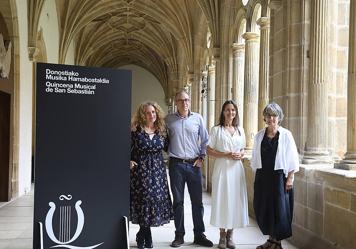 La soprano Raquel Andueza, Patrick Alfaya, la pianista Susana García de Salazar y la directora del Museo San Telmo Susana Soto.