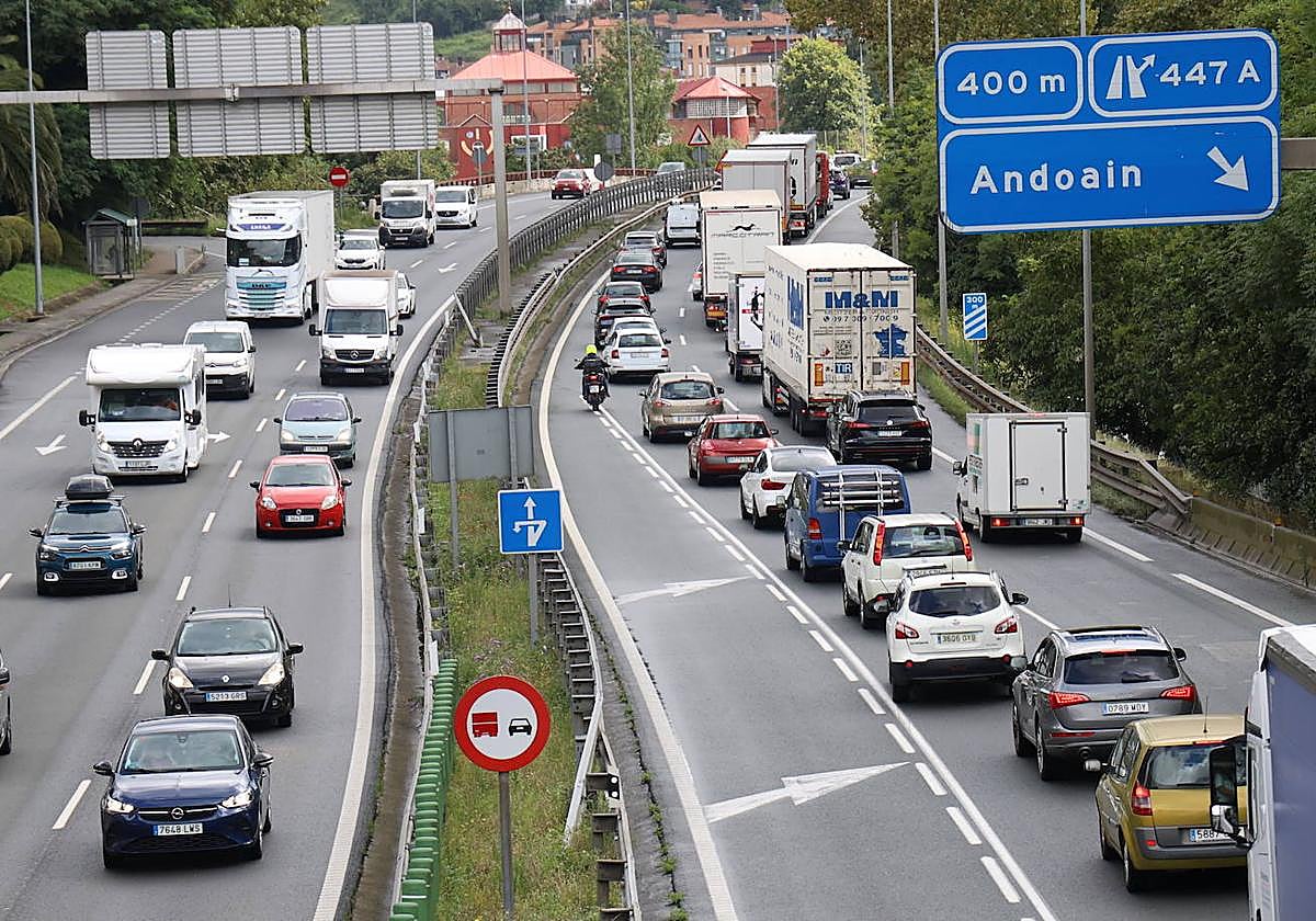 Una colisión entre cinco turismos y dos camiones colapsa la AP-8 en Orio