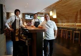 Los responsables de Taberna del Alameda, en la barra del reconocido restaurante.