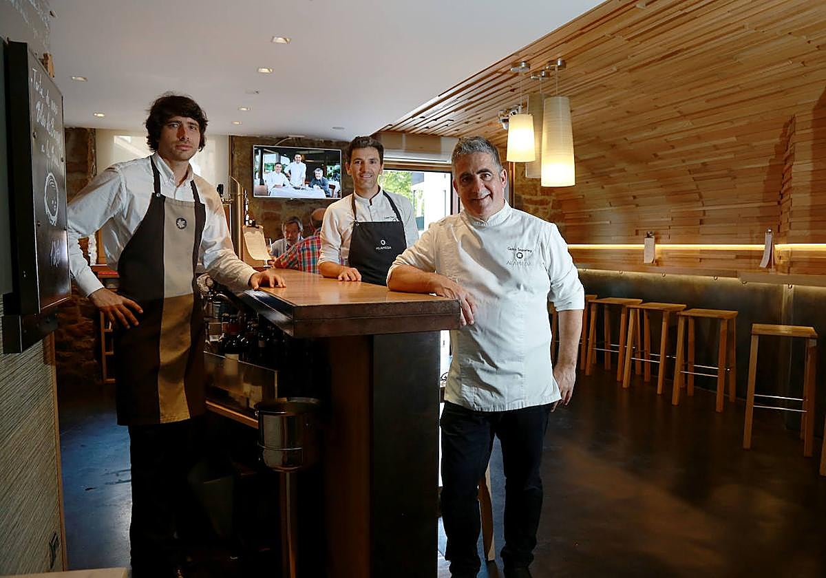 Los responsables de Taberna del Alameda, en la barra del reconocido restaurante.