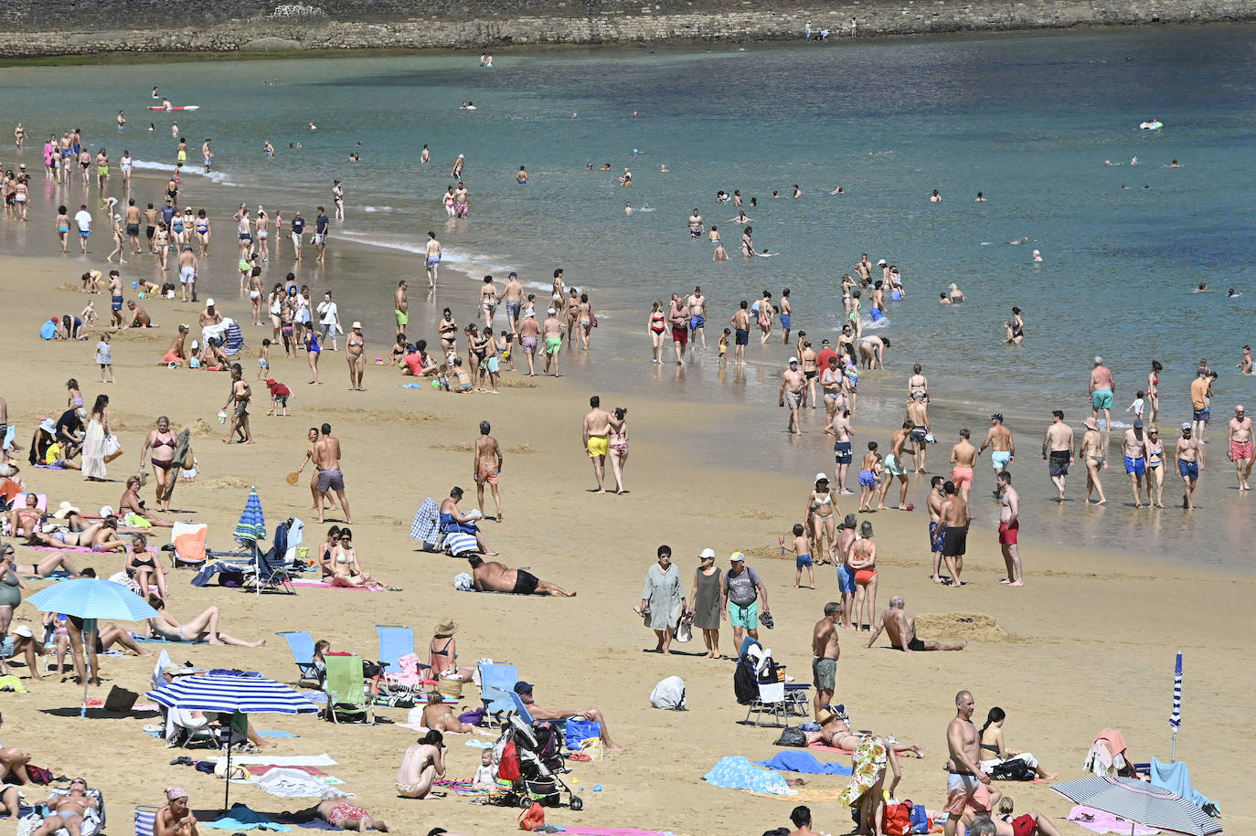 Jornada soleada en las playas guipuzcoanas