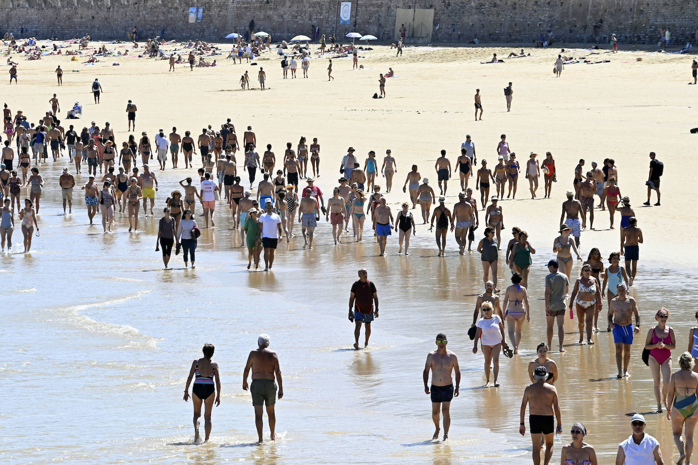Jornada soleada en las playas guipuzcoanas