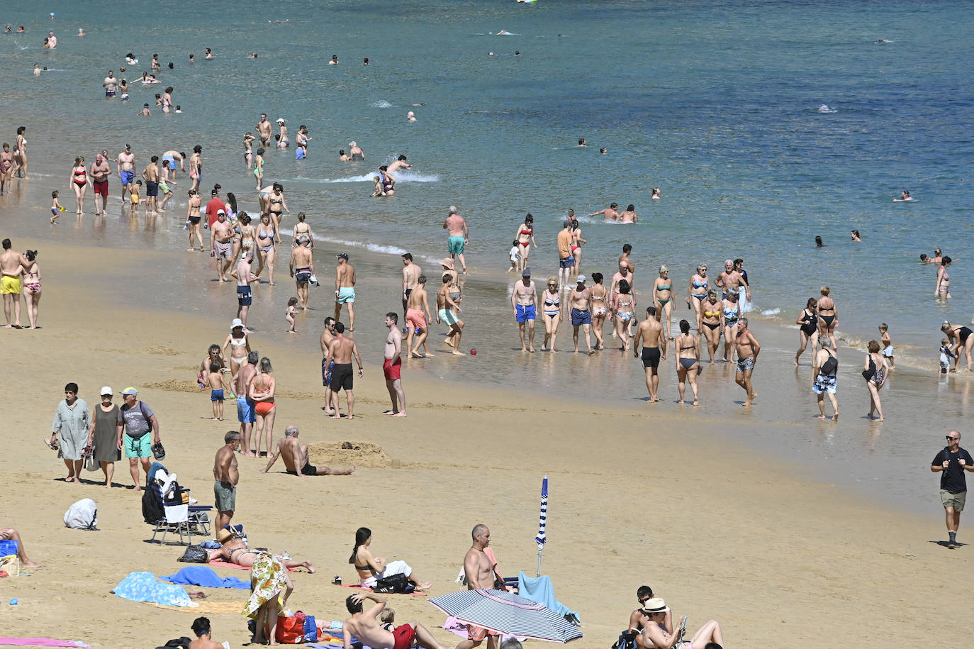 Jornada soleada en las playas guipuzcoanas