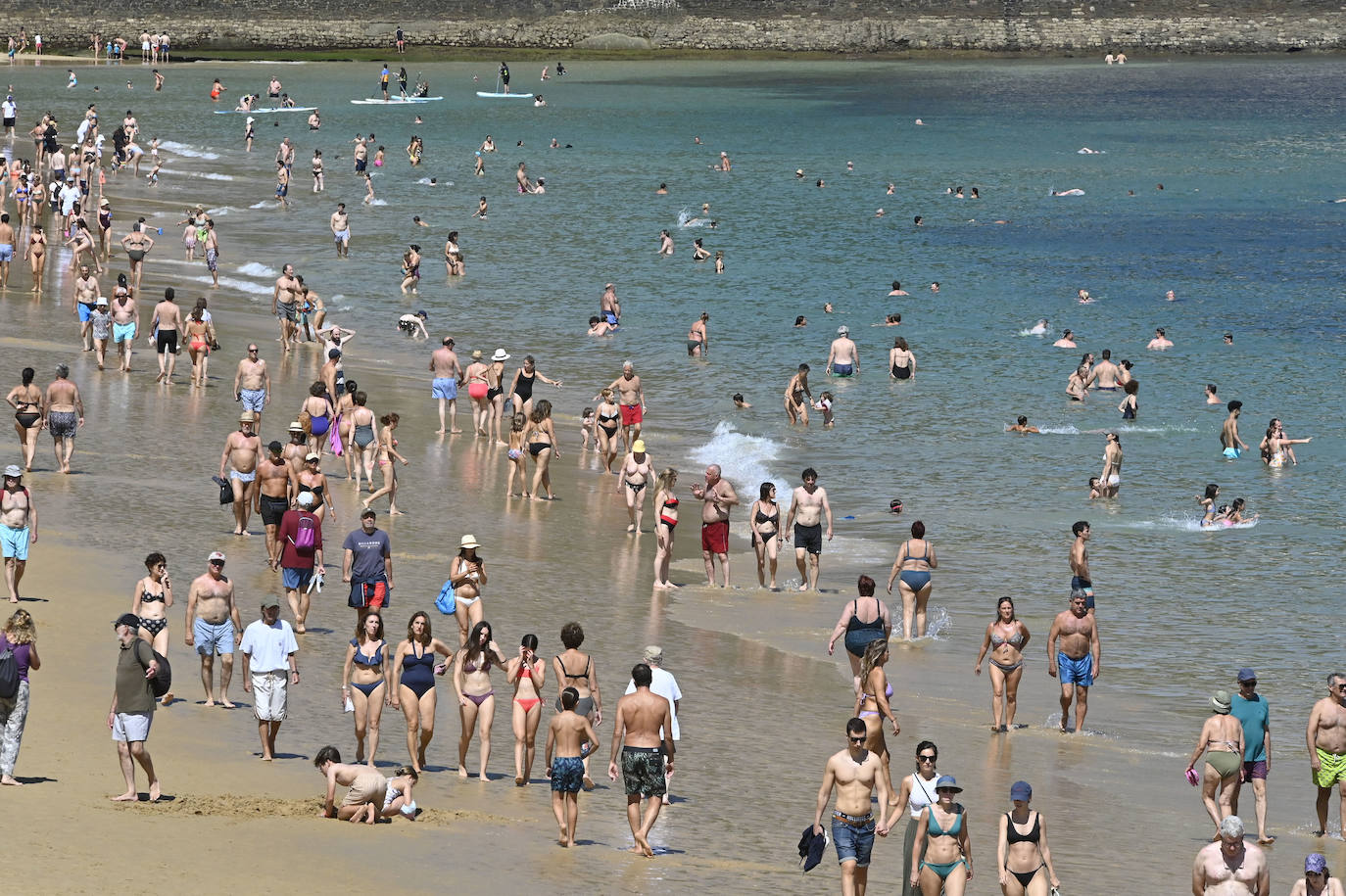 Jornada soleada en las playas guipuzcoanas