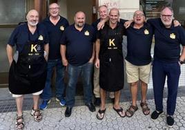 Los directivos de Kondarrak posan en la entrada de la sociedad, en la calle Ramón y Cajal.