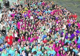 Las cuadrillas mendaresas reunidas en el frontón.