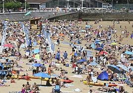 Muchos ciudadanos se han acercado este sábado por la mañana a las playas de la costa guipuzcoana para tomar el sol.