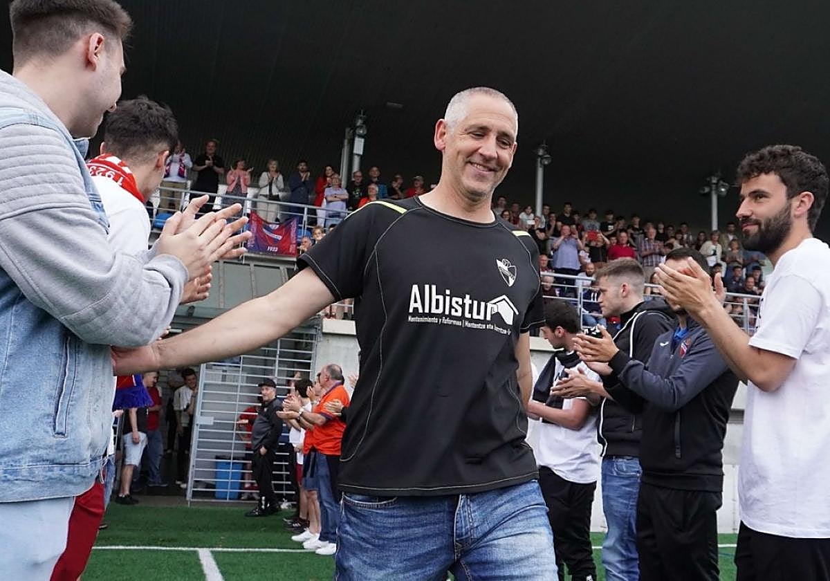 Gari Argote seguirá dirigiendo el primer equipo del Touring por quinta temporada consecutiva.