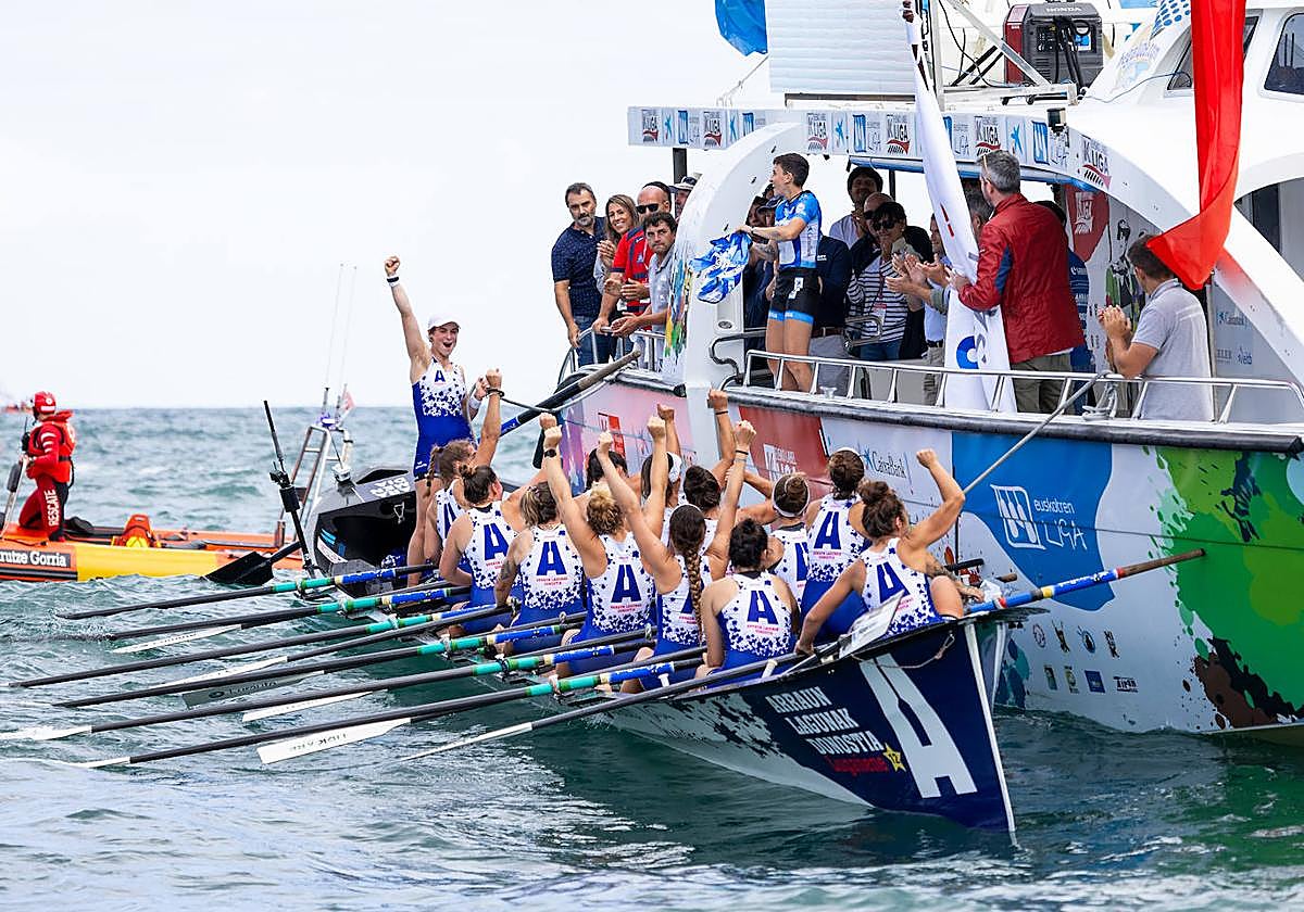 Las remeras de Arraun Lagunak celebran su victoria en Lekeitio.