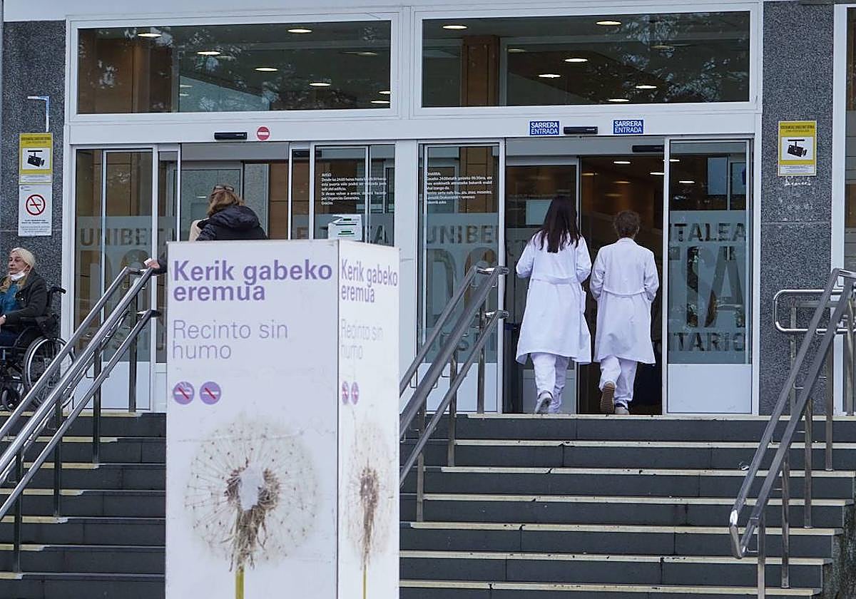 Dos sanitarias acceden al interior del Hospital Donostia.